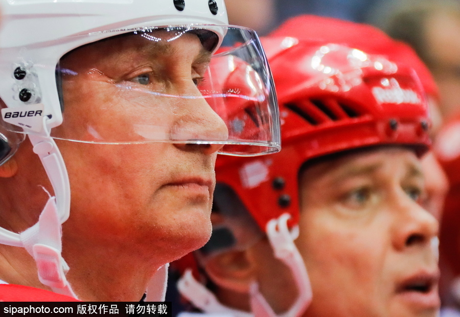 剛連任又來秀球技！ 普京上陣現身索契冰球賽場
