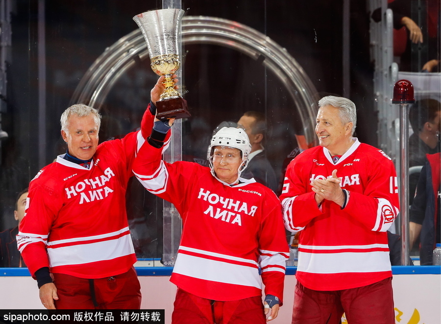 剛連任又來秀球技！ 普京上陣現身索契冰球賽場