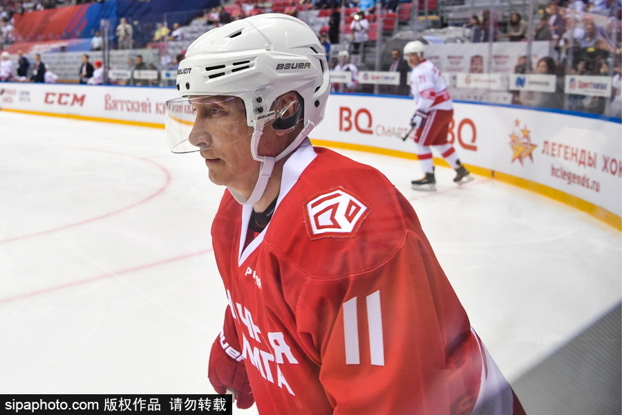 剛連任又來秀球技！ 普京上陣現身索契冰球賽場