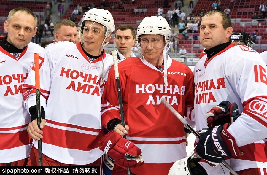 剛連任又來秀球技！ 普京上陣現身索契冰球賽場