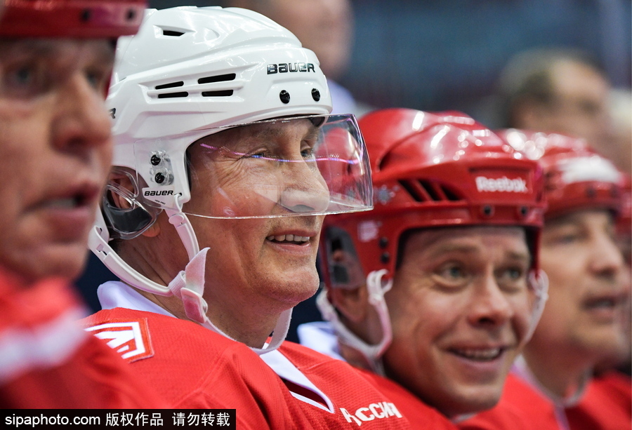 剛連任又來秀球技！ 普京上陣現身索契冰球賽場