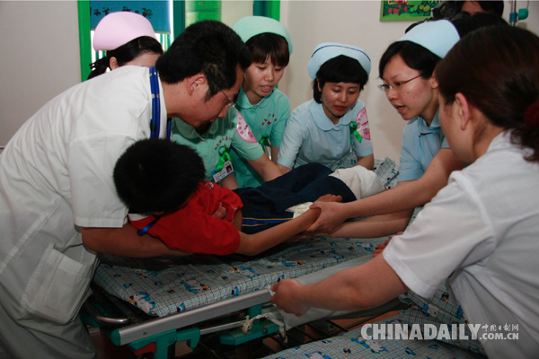 真情暖人心！汶川地震截肢少年闊別十年回湘探親