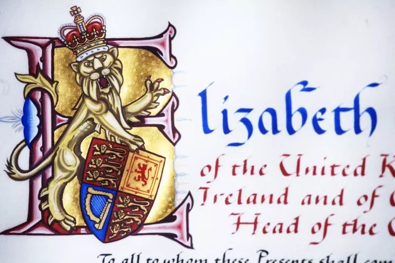 哈里王子大婚倒計時，女王開出的“準婚證”曝光！細節太精美