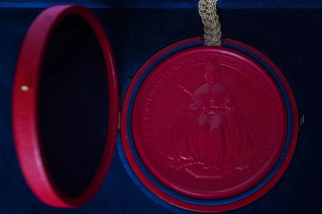 哈里王子大婚倒計時，女王開出的“準婚證”曝光！細節太精美