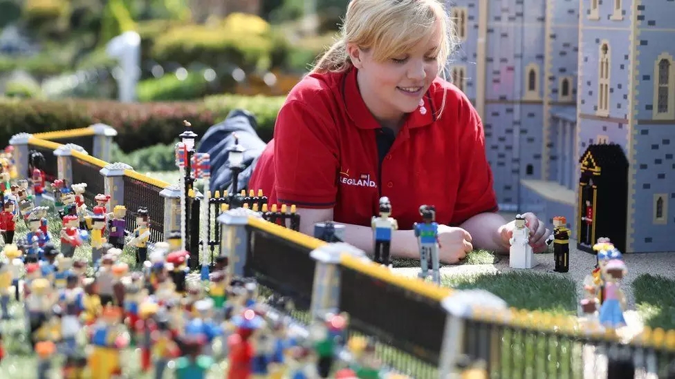 哈里王子大婚倒計時，女王開出的“準婚證”曝光！細節太精美