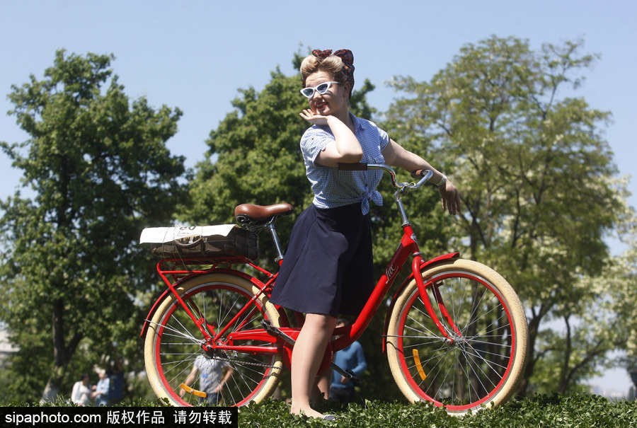 烏克蘭基輔參加春季“復古騎行”活動 民眾復古裝扮盛裝出行