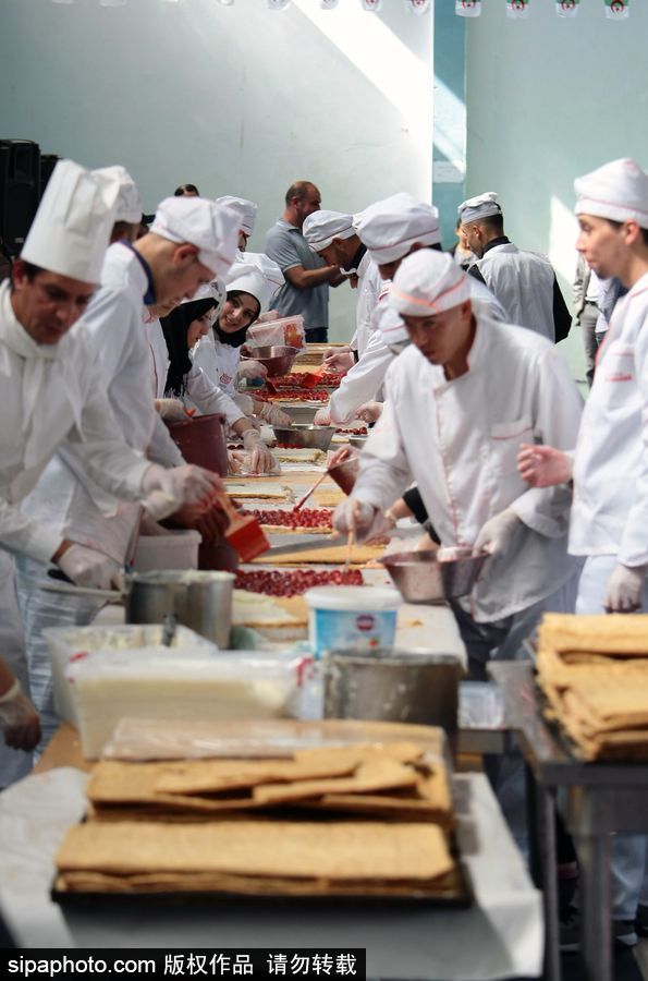 阿爾及利亞誕生世界最大草莓派 高達47.79米寬3米