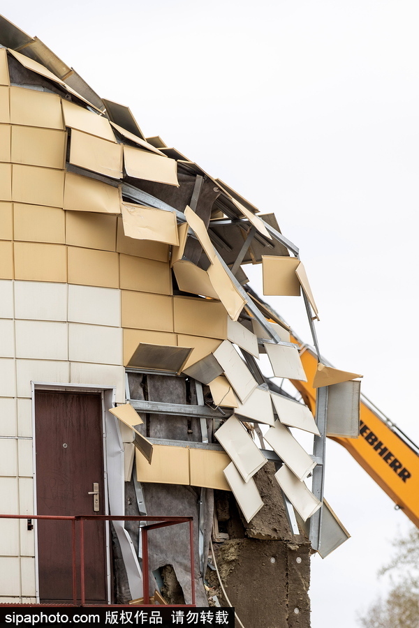 俄羅斯克麥羅沃購物中心作業 建筑外墻拆除中