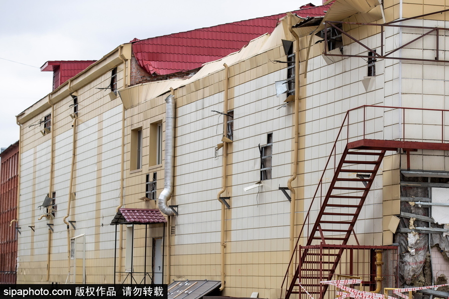 俄羅斯克麥羅沃購物中心作業(yè) 建筑外墻拆除中