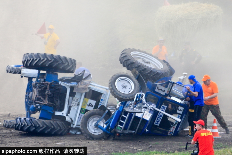 俄羅斯舉辦拖拉機(jī)越野大賽 穿越泥坑驚險(xiǎn)刺激