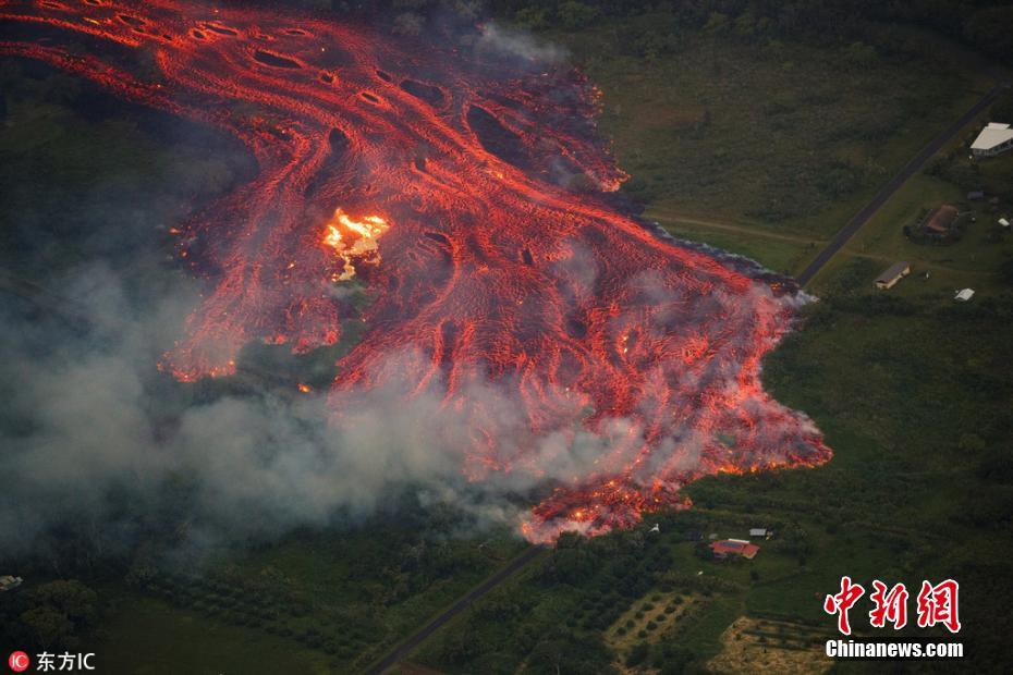 夏威夷火山持續(xù)噴發(fā) 熔巖流淌成“火河”