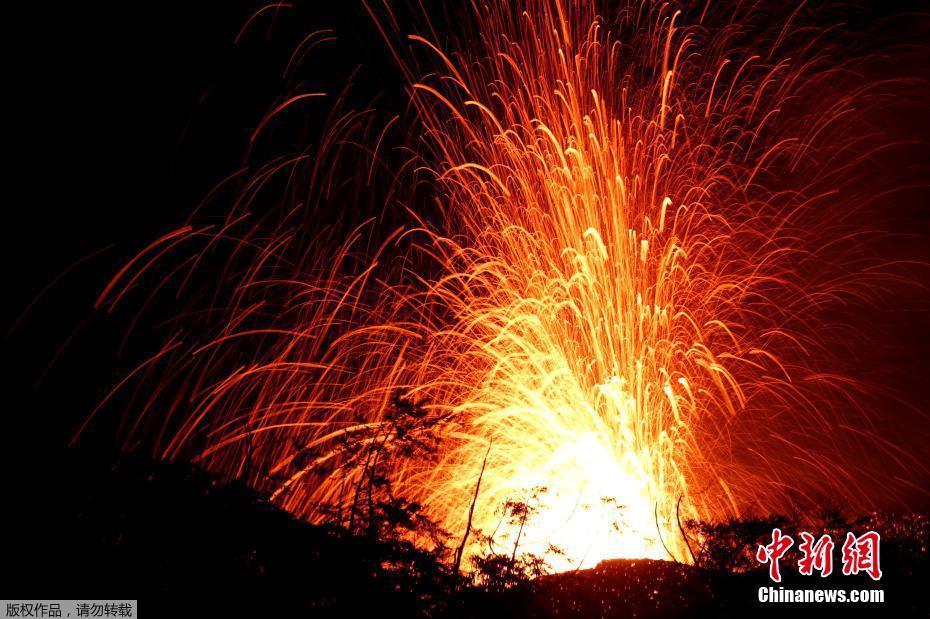 夏威夷火山持續(xù)噴發(fā) 熔巖流淌成“火河”