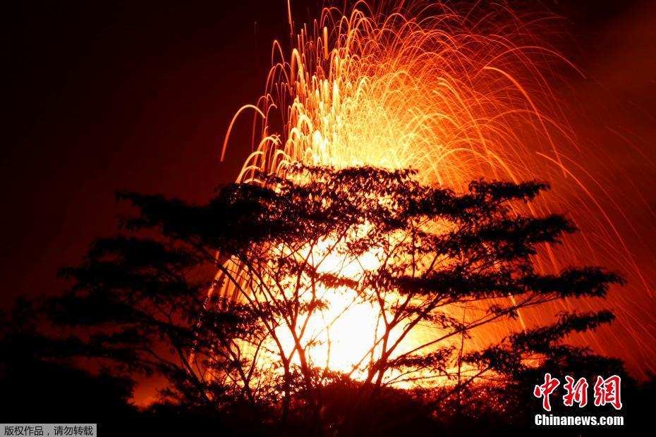 夏威夷火山持續噴發 熔巖流淌成“火河”