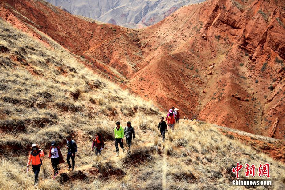 800余人徒步穿越甘肅張掖“鬼臉”丹霞