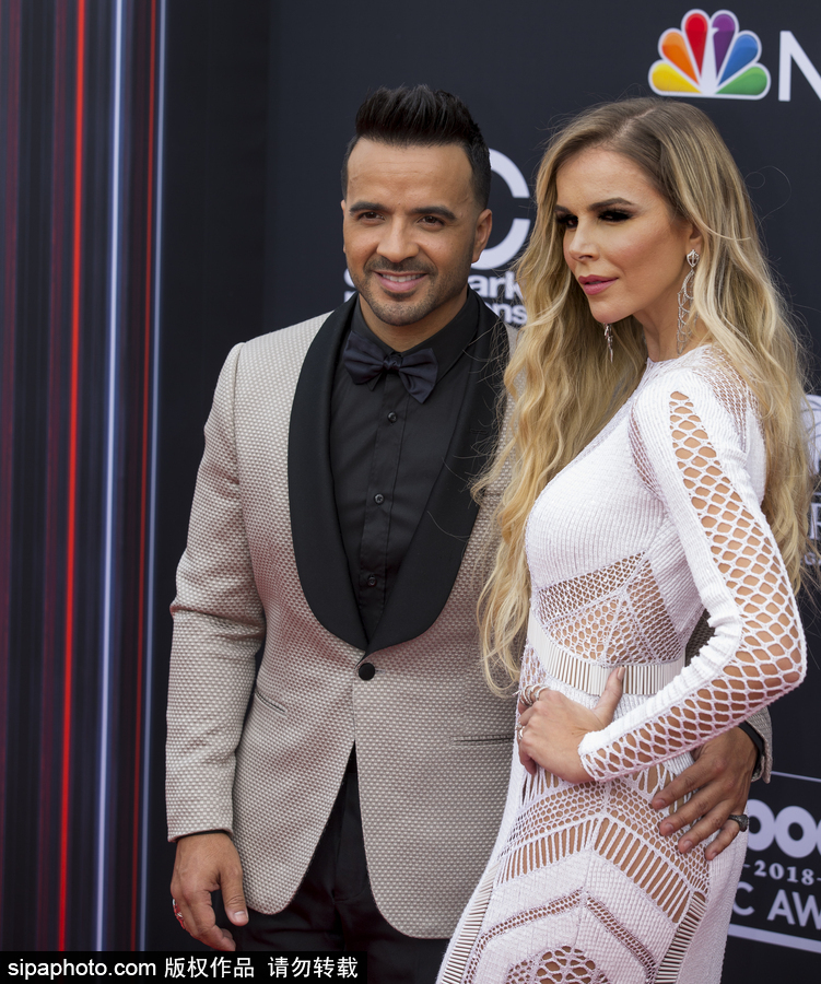 2018公告牌音樂獎頒獎禮紅毯 霉霉粉裙亮相身材豐滿