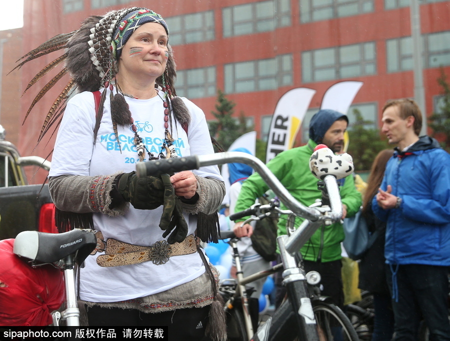 俄羅斯民眾參加自行車(chē)游行 綿綿細(xì)雨享受騎行樂(lè)趣