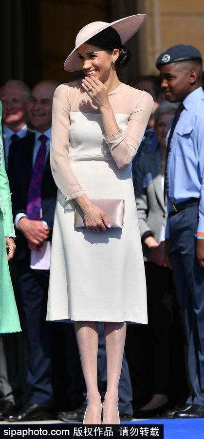 新婚后首現身！梅根王妃白裙名媛范貴氣十足