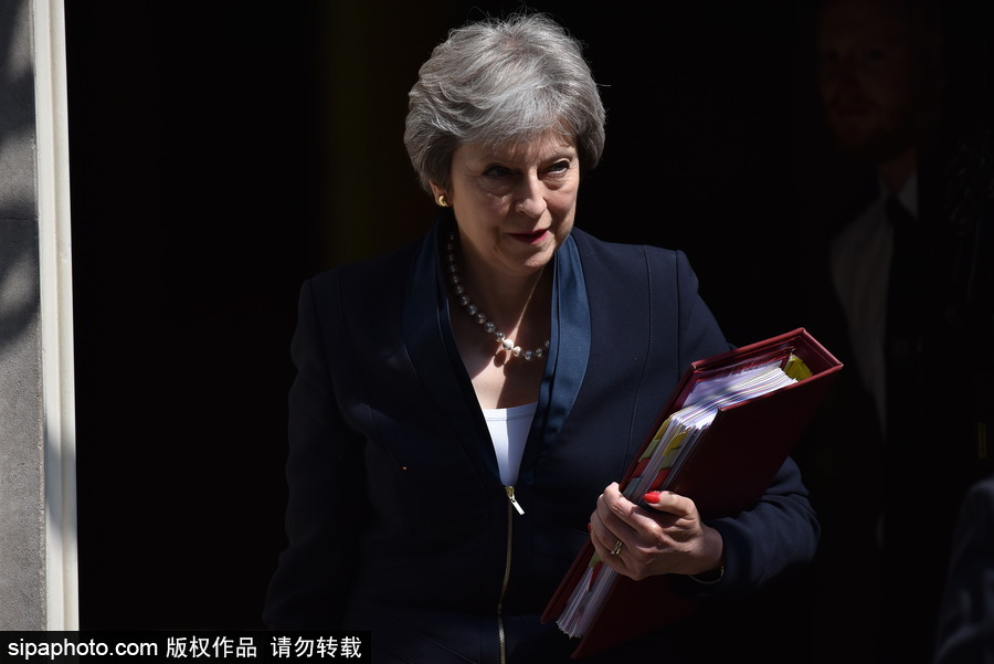 英國(guó)首相特麗莎·梅現(xiàn)身唐寧街 頭發(fā)在風(fēng)中凌亂秒變“雞冠”
