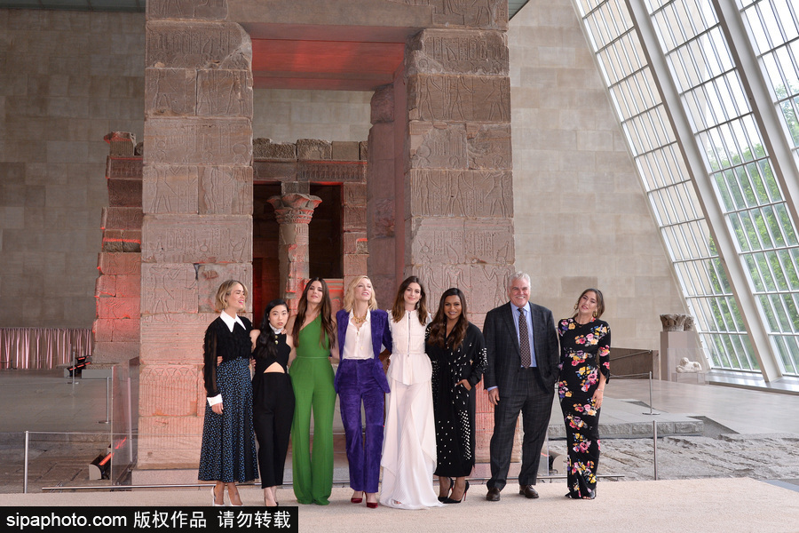 女王扎堆！布蘭切特、安妮·海瑟薇、桑德拉·布洛克現(xiàn)身新片發(fā)布會(huì)