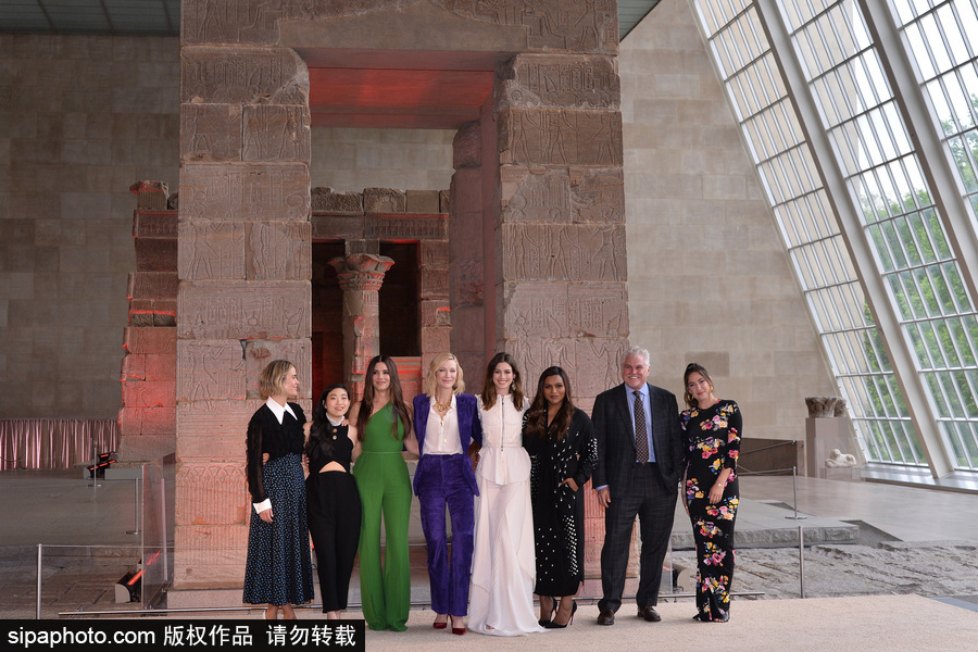 女王扎堆！布蘭切特、安妮·海瑟薇、桑德拉·布洛克現(xiàn)身新片發(fā)布會