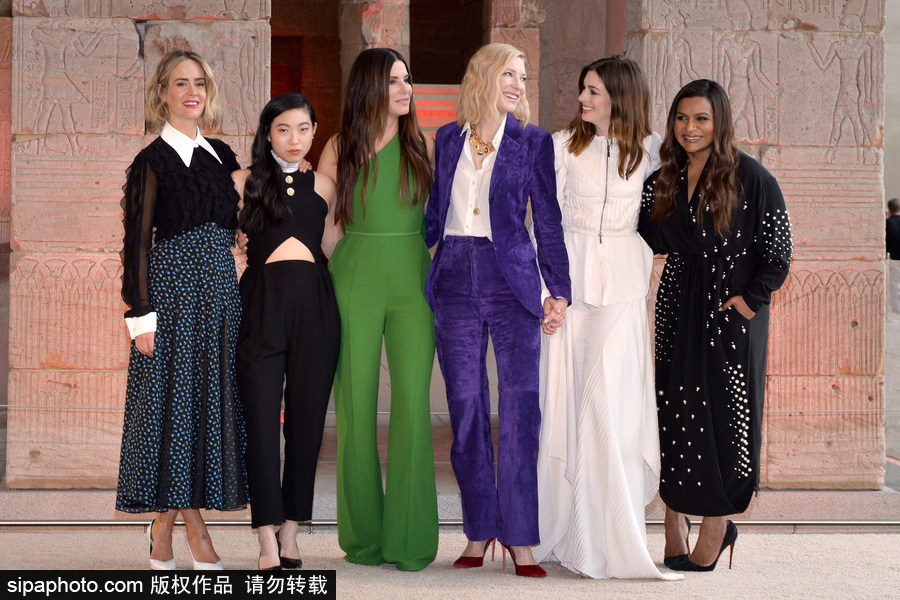 女王扎堆！布蘭切特、安妮·海瑟薇、桑德拉·布洛克現(xiàn)身新片發(fā)布會(huì)