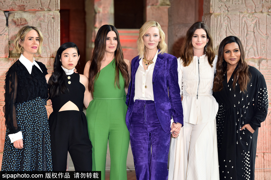 女王扎堆！布蘭切特、安妮·海瑟薇、桑德拉·布洛克現(xiàn)身新片發(fā)布會(huì)