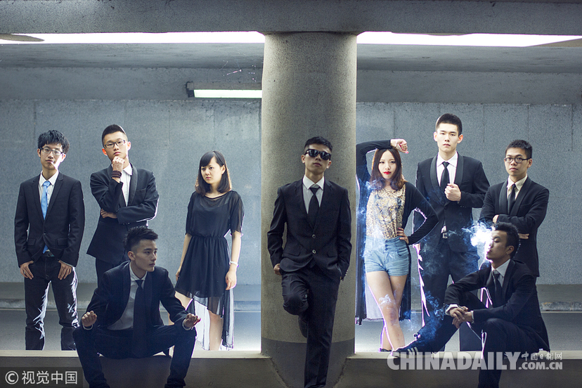 換個(gè)角度致敬青春 盤點(diǎn)那些“不一樣”的畢業(yè)照