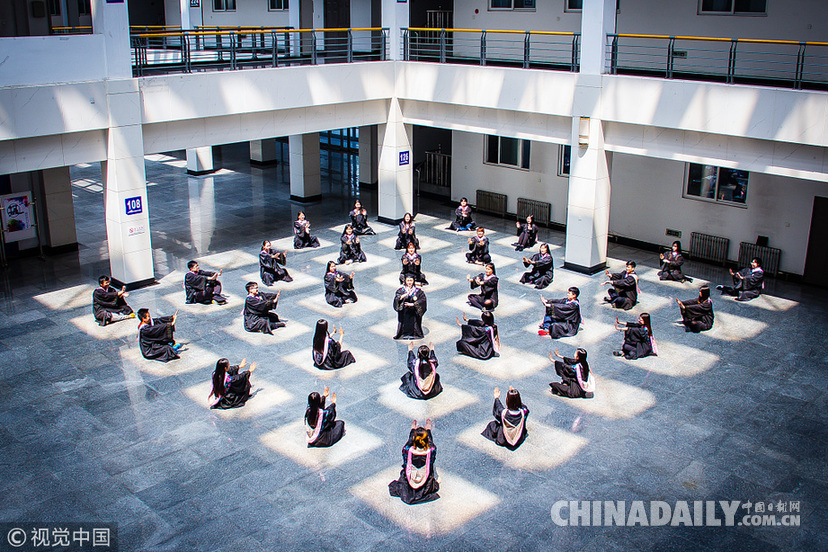 換個角度致敬青春 盤點那些“不一樣”的畢業(yè)照