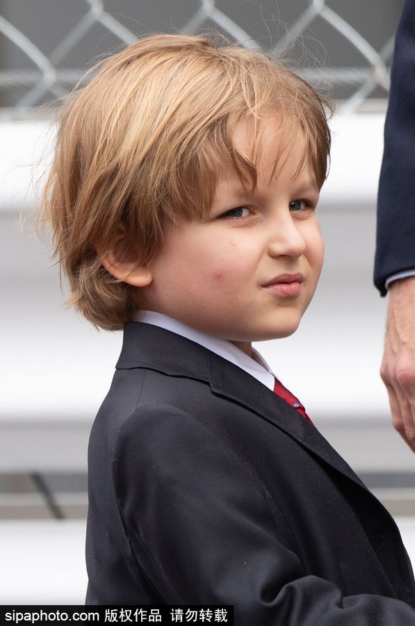 喬治小王子遇“勁敵”？摩洛哥小王子紳士英倫范亮相