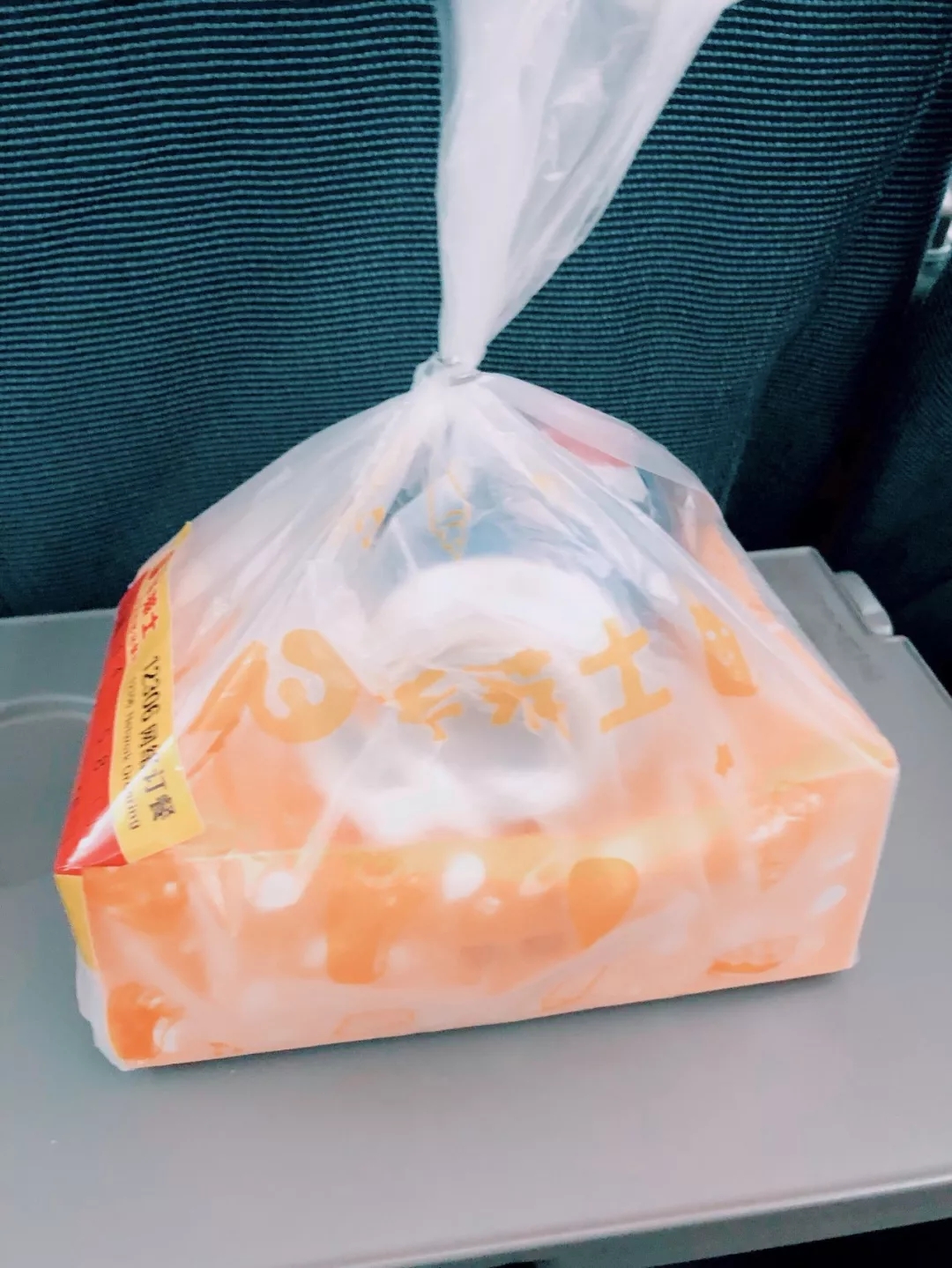 雙語：老外第一次坐高鐵超開心：沒人抽煙，還能伸直腿