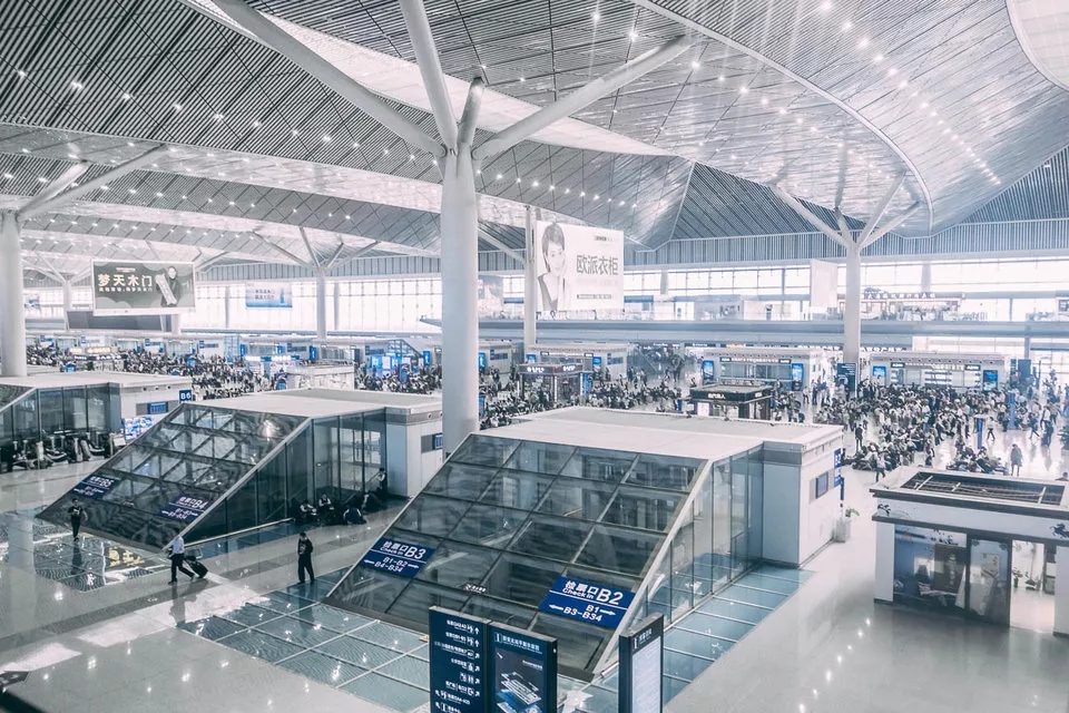 雙語：老外第一次坐高鐵超開心：沒人抽煙，還能伸直腿