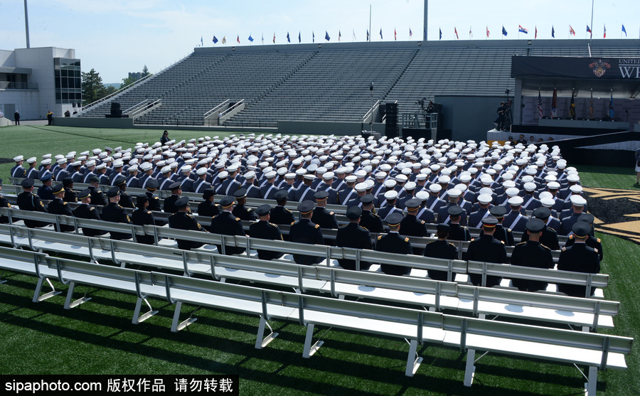 美國西點軍校舉行畢業典禮 學員拋帽慶祝