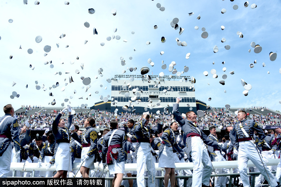 美國西點軍校舉行畢業典禮 學員拋帽慶祝