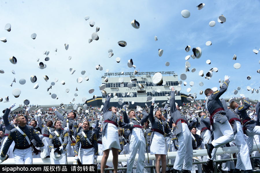 美國西點軍校舉行畢業典禮 學員拋帽慶祝