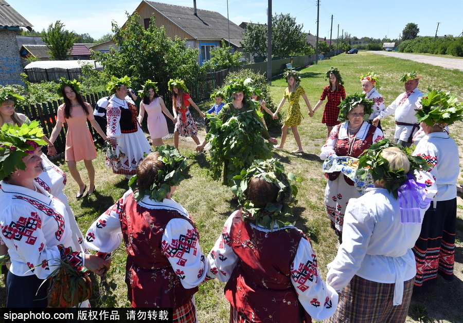 白俄羅斯民眾迎接五旬節 頭戴楓葉花冠慶祝