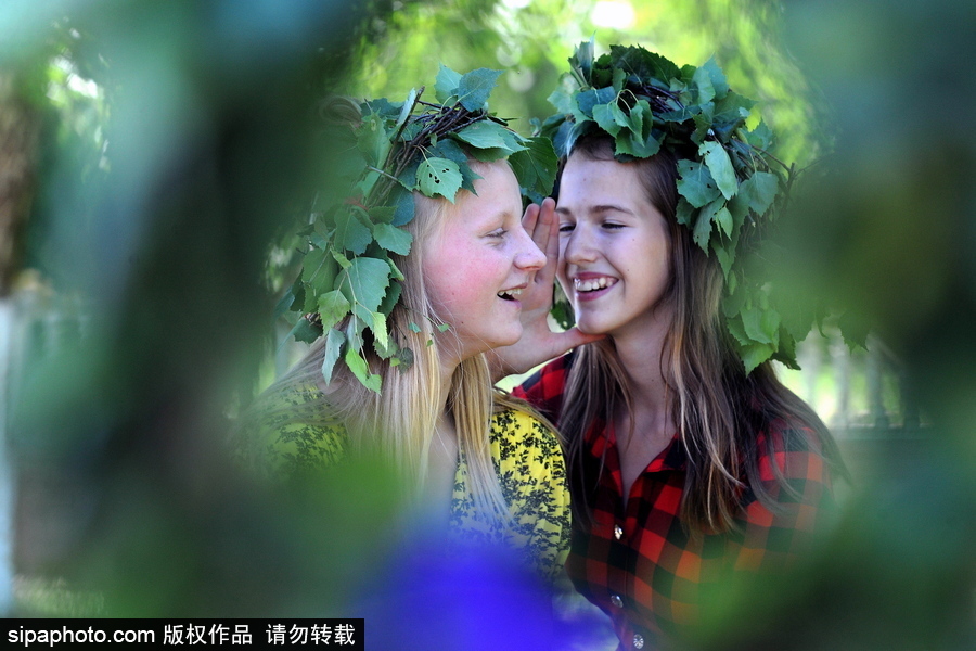 白俄羅斯民眾迎接五旬節 頭戴楓葉花冠慶祝