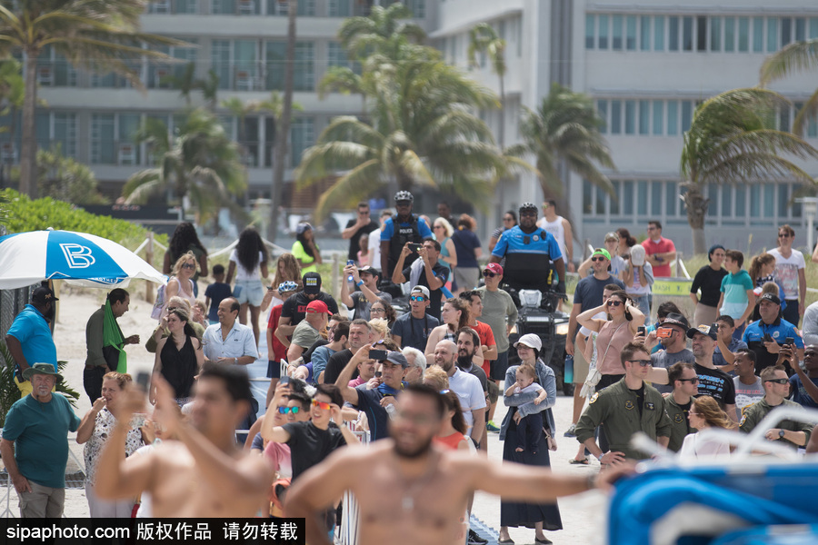 邁阿密海灘航空展開幕 民眾沙灘度假觀看表演