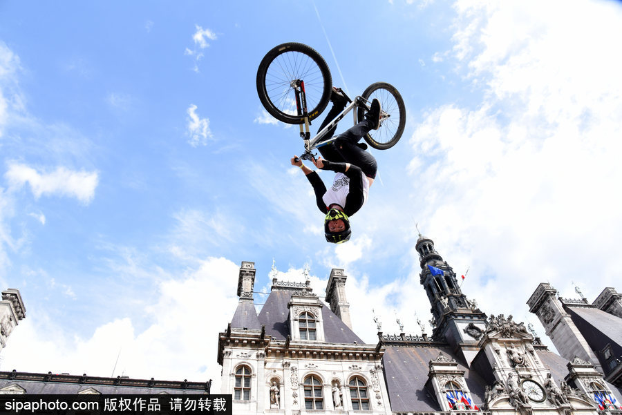 擺脫地球引力 法國(guó)巴黎街頭上演炫酷自行車(chē)特技