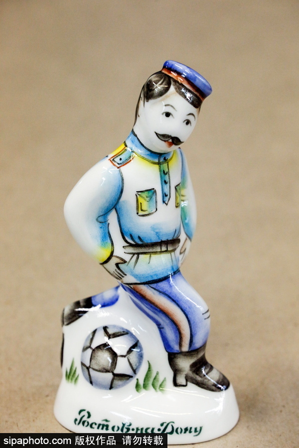 俄羅斯世界杯主題手繪陶瓷紀(jì)念品亮相 生動(dòng)可愛(ài)