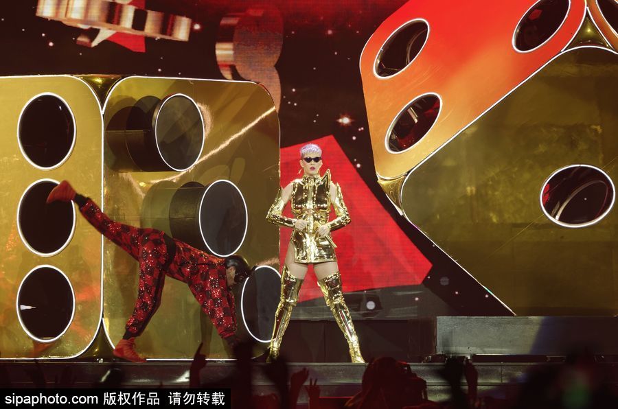 “水果姐”凱蒂·佩里巴黎火爆開唱 “金色盔甲”超炫舞臺效果
