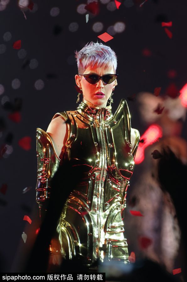 “水果姐”凱蒂·佩里巴黎火爆開唱 “金色盔甲”超炫舞臺(tái)效果
