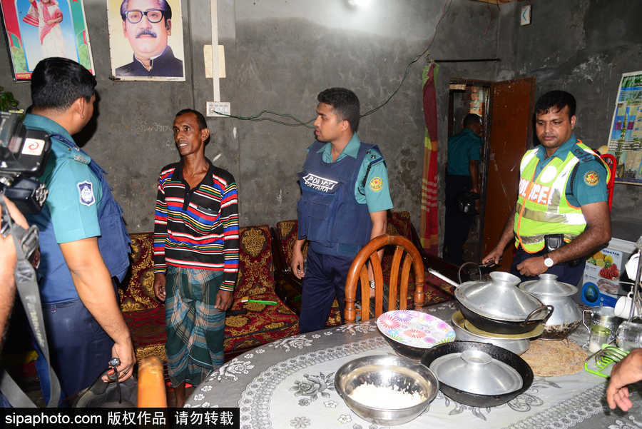 孟加拉開展街頭禁毒行動 警察當街搜捕嫌疑人