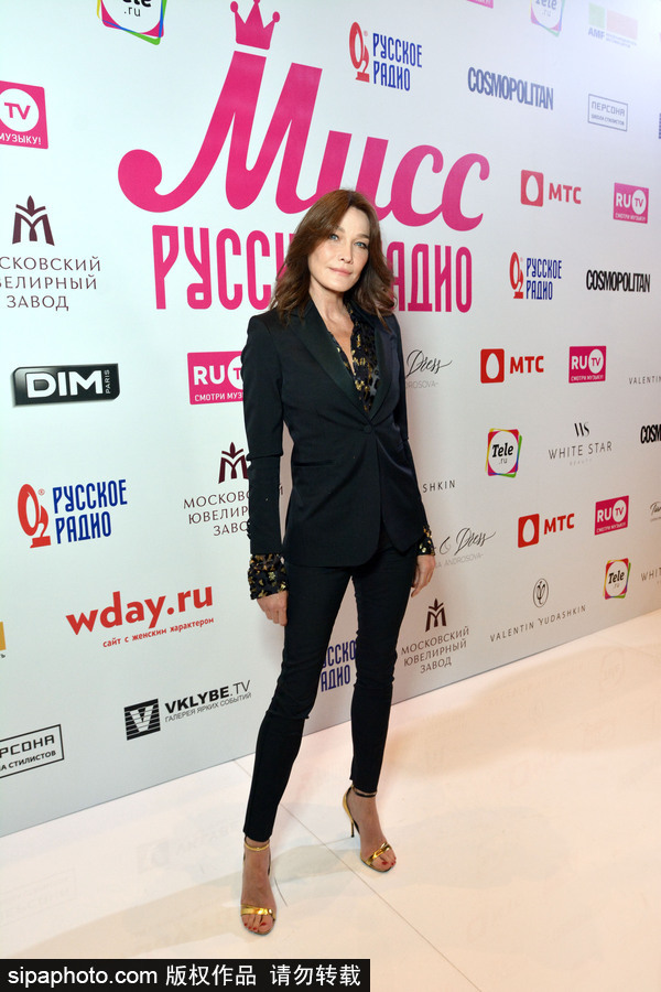 前法國總統(tǒng)夫人卡拉·布呂尼現身俄羅斯 現場演唱歌曲慵懶優(yōu)雅