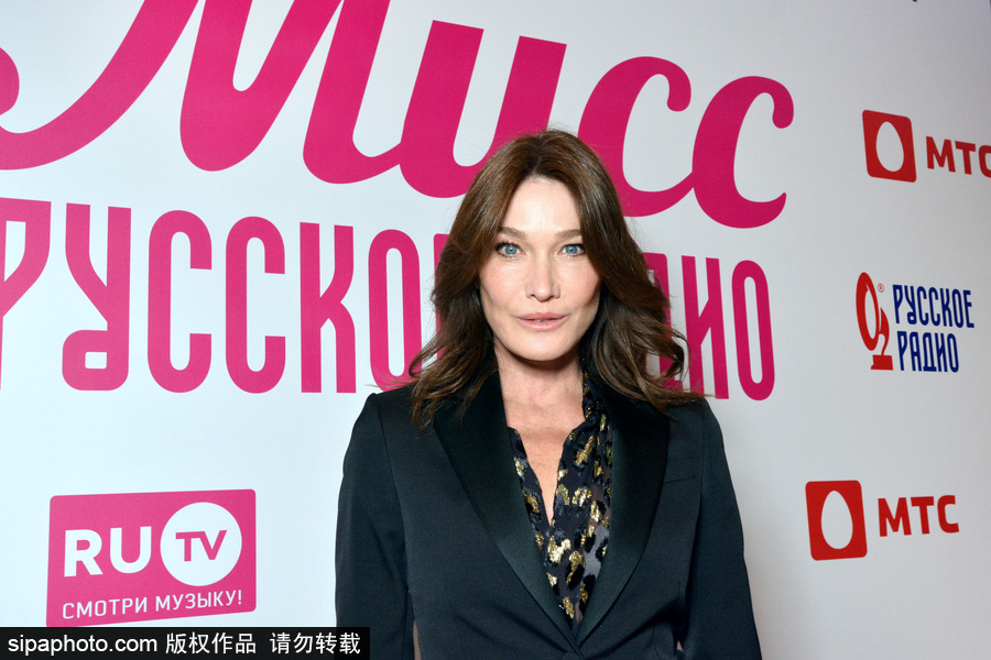 前法國(guó)總統(tǒng)夫人卡拉·布呂尼現(xiàn)身俄羅斯 現(xiàn)場(chǎng)演唱歌曲慵懶優(yōu)雅