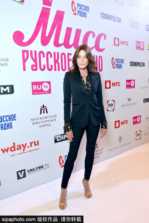 前法國總統夫人卡拉·布呂尼現身俄羅斯 現場演唱歌曲慵懶優雅