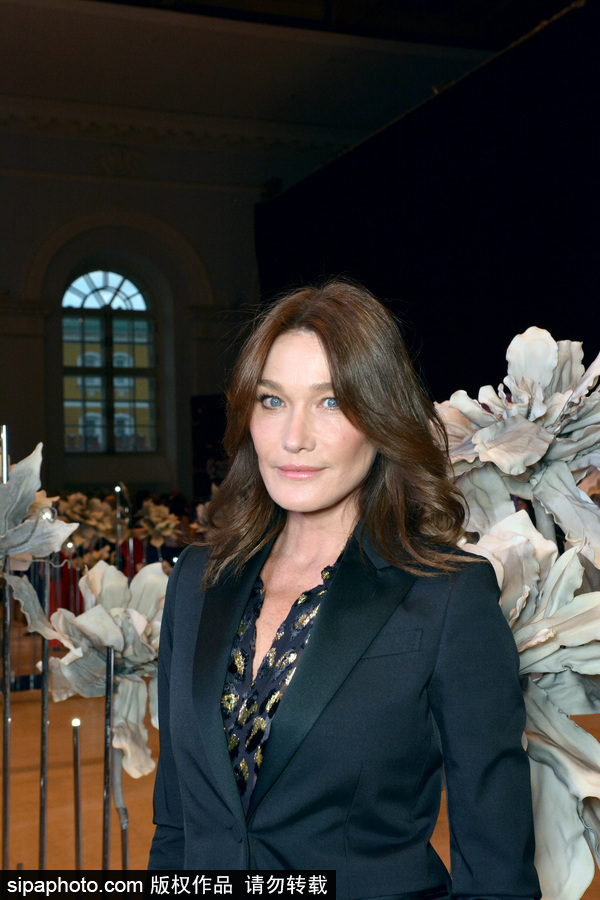 前法國總統夫人卡拉·布呂尼現身俄羅斯 現場演唱歌曲慵懶優雅