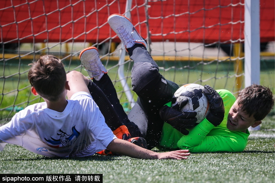 世界杯前夕看足球小子馳騁賽場(chǎng) 莫斯科舉辦國(guó)際兒童慈善足球賽