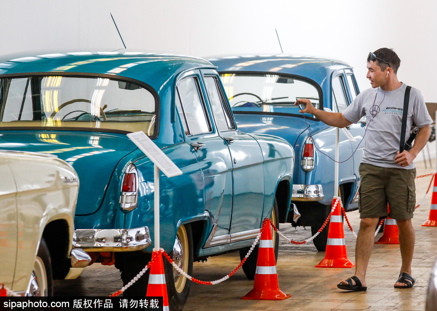 俄羅斯舉行稀有汽車拍賣會 各式古董老爺車亮相