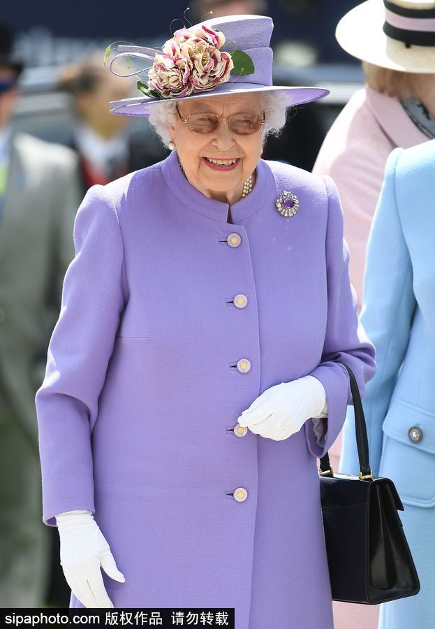 英國(guó)伊麗莎白女王出席埃普索姆賽馬會(huì) 一身紫色鮮艷減齡