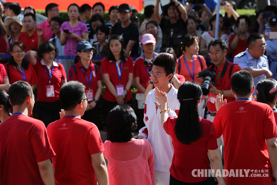 2018高考拉開(kāi)帷幕 考生陸續(xù)進(jìn)入考場(chǎng)